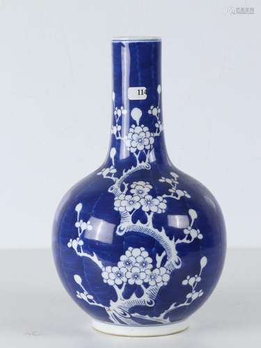 CHINE - Vase bouteille en porcelaine à décor de branche