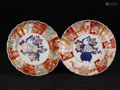 JAPON - Paire d'assiettes à bord polylobé en porcelaine