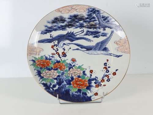 JAPON - Plat en porcelaine à décor polychrome d'échassi