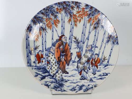 JAPON - Plat en porcelaine à décor polychrome en plein