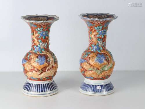 JAPON, Kutani - Paire de vases en porcelaine à décor en