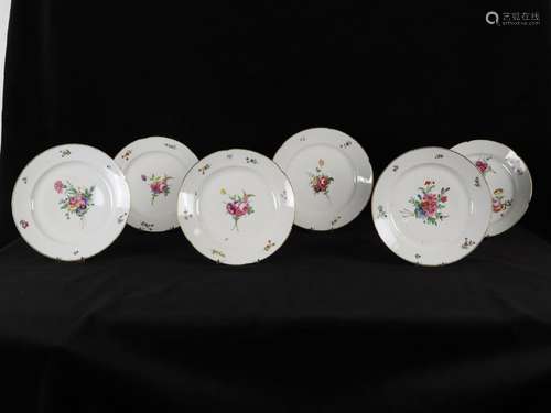 Suite de six assiettes en porcelaine à décor floral pol