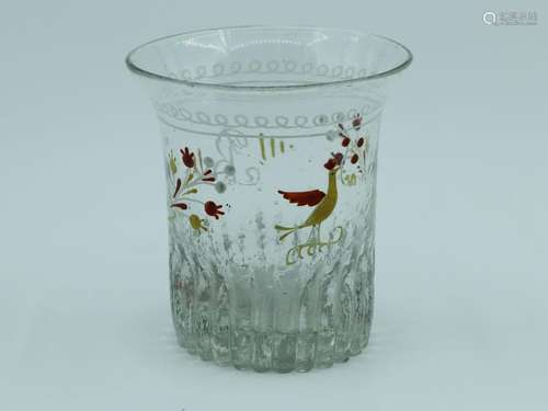 Gobelet en verre émaillé d'un coq et de branches fleuri