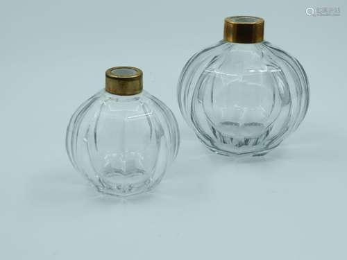 BACCARAT - Deux flacons sphériques à pans en cristal, l