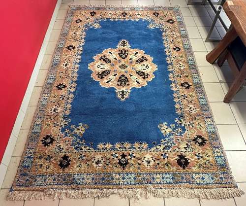 Tapis marocain en haute laine et coton, le champ bleu à