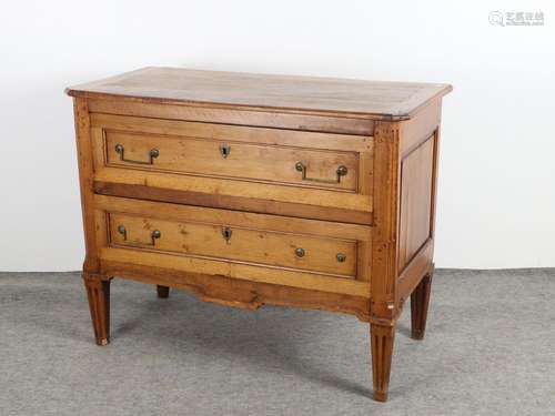 Commode en bois fruitier, elle ouvre à deux tiroirs à t