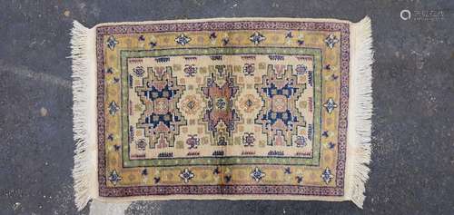 Tapis Sinkiang (chaine, trame et velours en laine), Chi