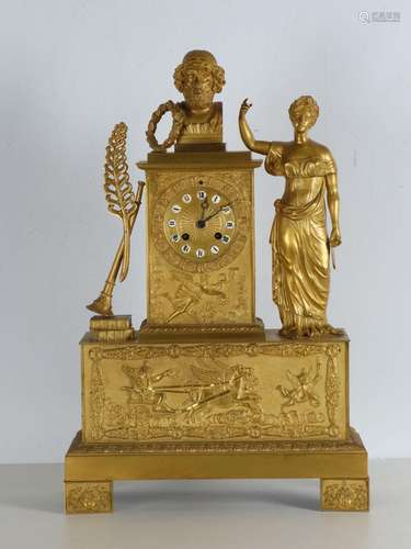 Pendule en bronze doré, le cadran guilloché et ceint d'