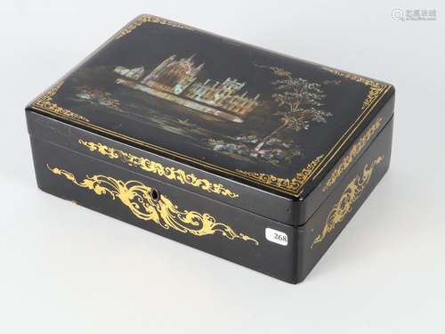 Coffret en bois laqué noir à motifs de rinceaux or, le