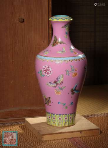A RUBY-RED GROUND YANGCAI‘FLOWER-BALL’VASE,MARK AND PERIOD O...