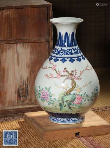 A BLUE AND WHITE FAMILLE-ROSE PEAR-SHAPED VASE，MARK AND PERI...