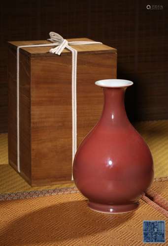 A PEACHBLOOM-GLAZED PEAR-SHAPED VASE,MARK AND PERIOD OF QIAN...