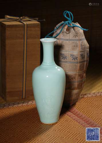 A CELADON-GLAZED‘DRAGON’VASE,MARK AND PERIOD OF QIANLONG