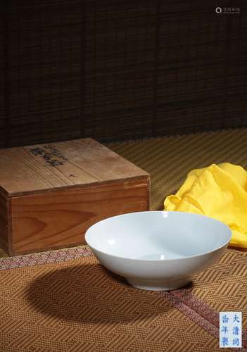 A WHITE-GLAZED BOWL,MARK AND PERIOD OF TONGZHI