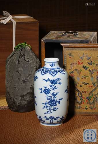 A BLUE AND WHITE ‘INTERLOCKING LOTUS’JAR,MARK AND PERIOD OF ...