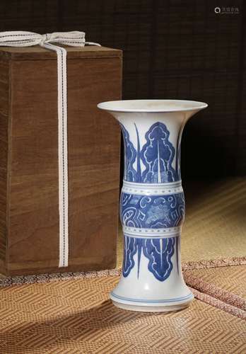 A WHITE AND BLUE ALTAR VASE,QING DYNASTY