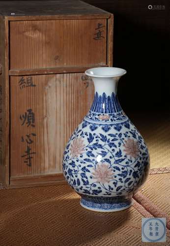 A COPPER-RED-DECORATED BLUE AND WHITE PEAR-SHAPED VASE，MARK ...