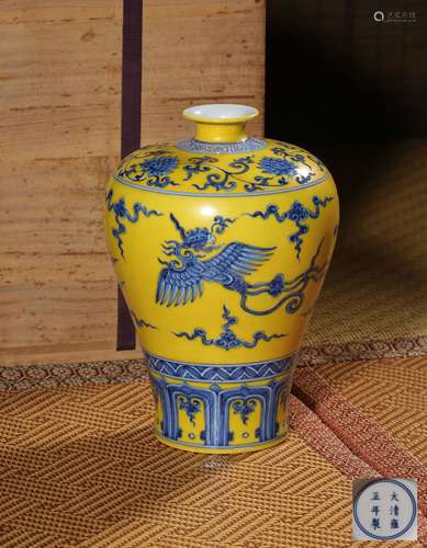 A LEMON-YELLOW-GLAZED BLUE AND WHITE MEIPING,MARK AND PERIOD...