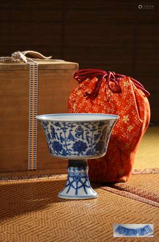 A BLUE AND WHITE STEMCUP,MARK AND PERIOD OF QIANLONG