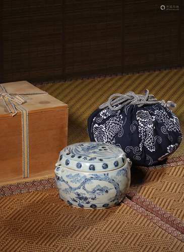 A BLUE AND WHITE ‘PINE, BAMBOO AND PLUM BLOSSOM’JAR,MING DYN...