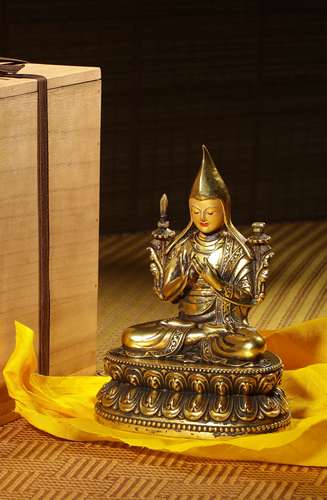 A GILT-BRONZE FIGURE OF TSONG KHAPA,QING DYNASTY