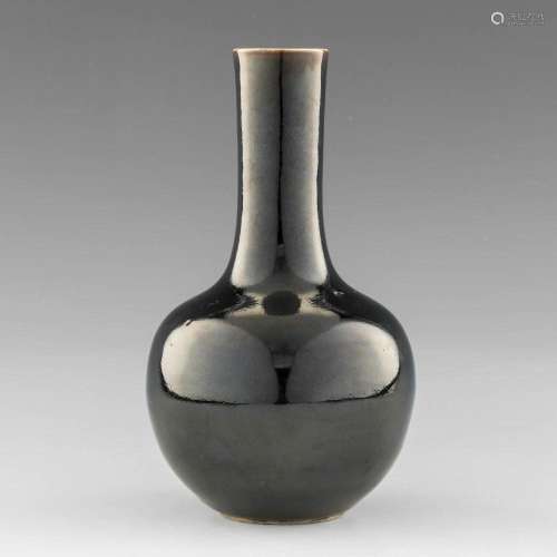 A Chinese black-glaze tianqiu vase, late 19th century