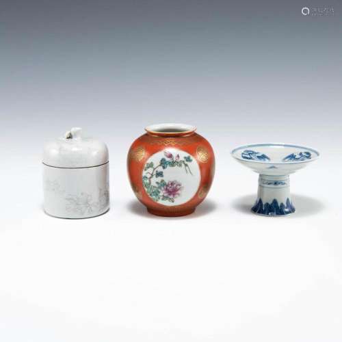 A group of three Chinese porcelain items, late Qing-Republic...