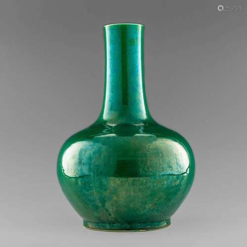 A Chinese green-glazed tianqiu vase, Republic period