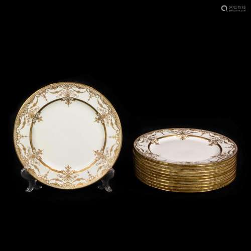 A set of 11 Royal Doulton porcelain service plates retailed ...