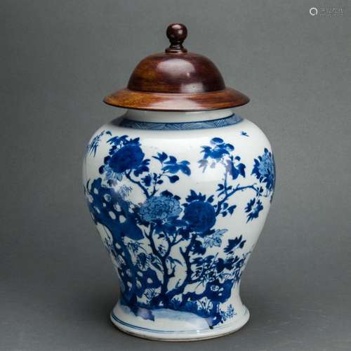 Chinese Kangxi period underglaze blue vase