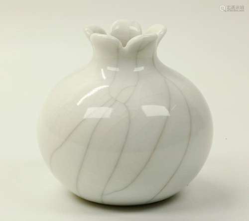 Chinese Clear Crackle Porcelain Pomegranate Vase