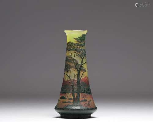 Devez vase à décor de paysage
Poids: 425 g
Livraison di