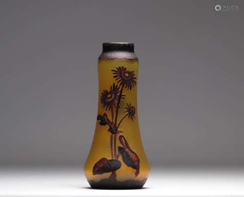 Vase dégagé à l'acide à décor de fleurs
Poids: 615 g
Li