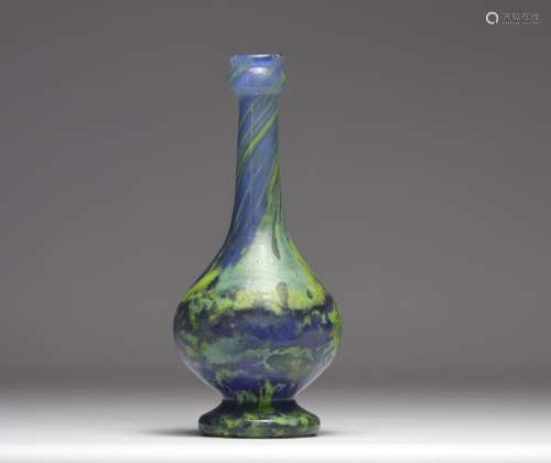 Vase en forme de bouteille en pâte de verre
Poids: 955