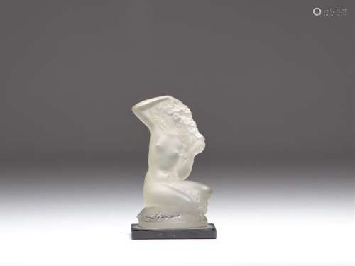 Lalique France statuette jeune femme nue
Poids: 135 g
L