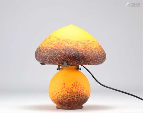 Lampe champignon en verre maronné sur fond orangé signé