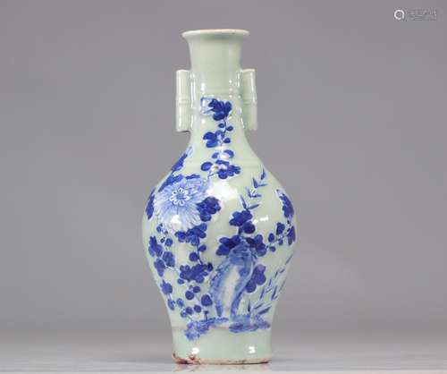 Vase en porcelaine de chine sur fond céladon
Poids: 643