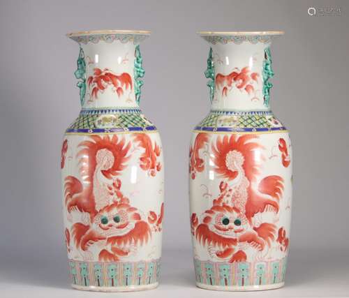 Grande paire de vases Chinois ornés de chiens Fo
Poids: