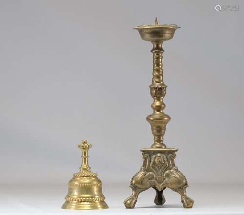 Bougeoir et cloche en bronze daté de 1699
Poids: 3.03 k