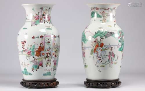 Paire de vases en porcelaine de chine à décor de person