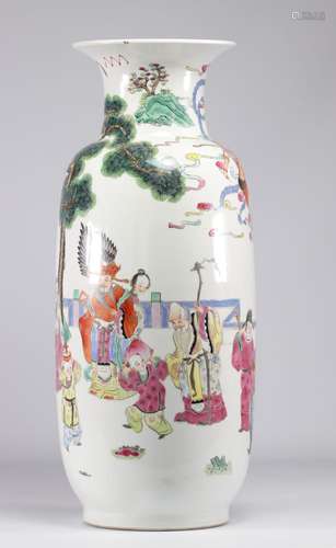 Vase ne porcelaine a décor de personnages
Poids: 7.60 k