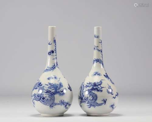 Paire de vases en porcelaine blanc bleu pour le Vietnam