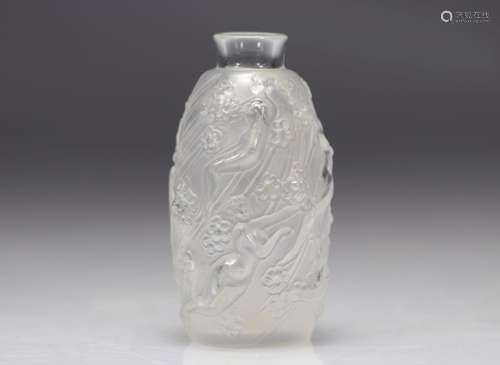 Lalique France vase à décor de jeunes femmes nues et fl