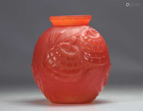 Pierre d'AVESN (1901-1990) Vase Art Déco rouge motif fl