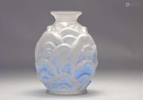 Charles Catteau Vase Art Déco stylisé sur fond bleuté
P