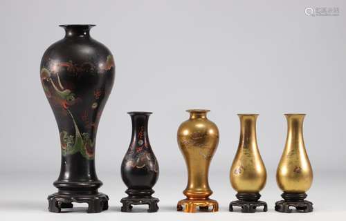 Lot de vases (5) en laque de Fuzhou dorés à décor de pa