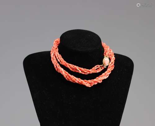 Collier en corail rouge début du XXème
Poids: 82 g
Livr