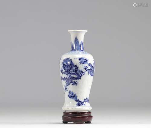 Petit vase en porcelaine blanc bleu à décor de dragons