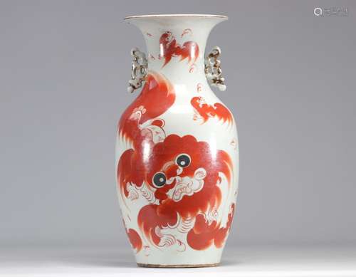 Vase en porcelaine à décor de chien de FÔ rouge XIXème