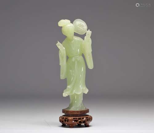 Sculpture en jade vert jeune femme à l'éventail XXème
P